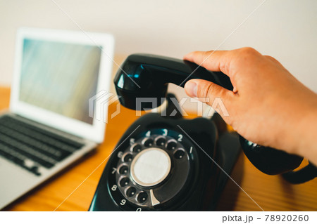 黒電話とノートパソコン 78920260