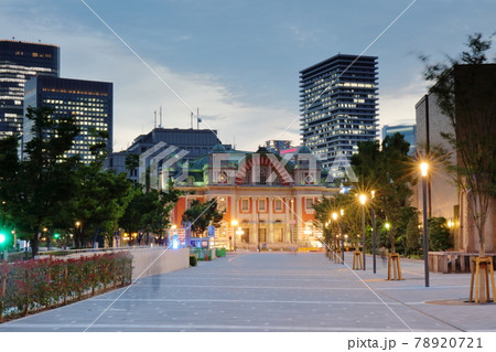 夕暮れ時のライトアップした大阪市中央公会堂 78920721