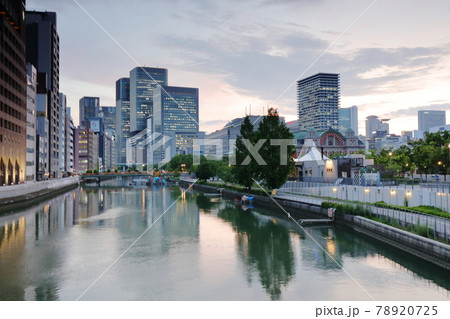 夕暮れ時の土佐堀川と大阪市中央公会堂と高層ビル群 夕暮れ時の土佐堀川と大阪市中央公会堂と高層ビル群 78920725