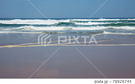Sandy beach at low tide 78920745