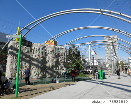 ボルダリングウォールや多目的運動施設がある渋谷区立宮下公園（MIYASHITA PARK） 78921610