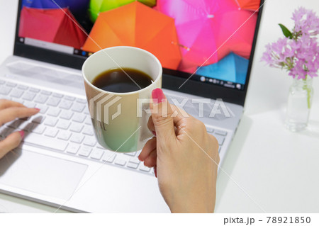 ノートパソコンとコーヒーと花と女性の手元 ノートパソコンとコーヒーと花と女性の手元 78921850