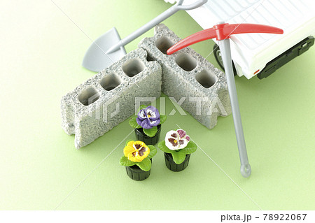 おもちゃの軽トラ ブロック 花の苗 シャベル つるはし 花壇づくり 庭造りイメージ の写真素材 7267