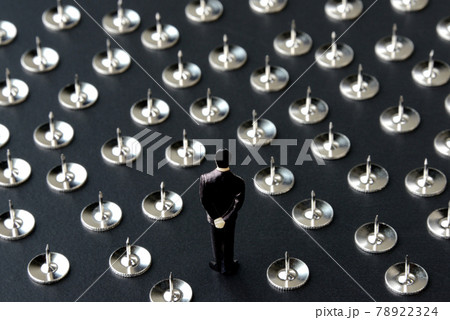 ビジネスマンの人形と画鋲―困難な道のりイメージ 78922324