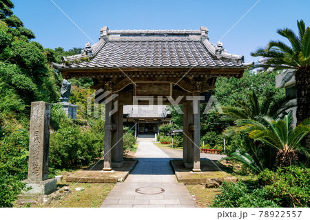 晴れの日の下田・了仙寺の入り口山門前 78922557