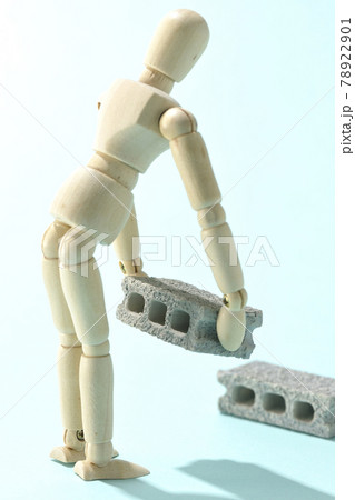 コンクリートブロックを運ぶデッサン人形 コンクリートブロックを運ぶデッサン人形 78922901