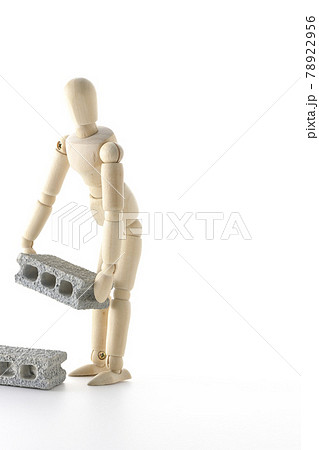 コンクリートブロックを運ぶデッサン人形を白背景で撮影 コンクリートブロックを運ぶデッサン人形を白背景で撮影 78922956
