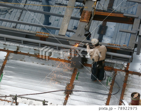 組み上げた鉄骨から吊りピースを外します 78922975