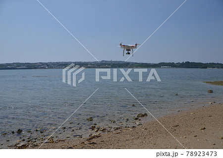 飛翔するドローン「ファントム3 スタンダード」（藪地島／沖縄県うるま市） 78923473