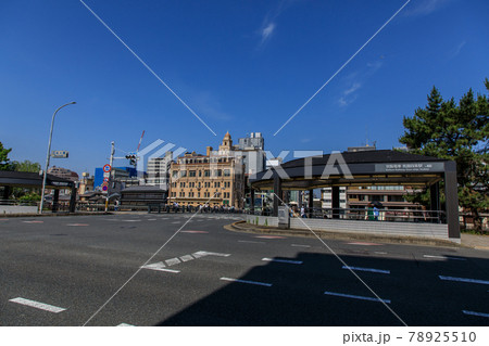 晴れた朝の四条通り 78925510