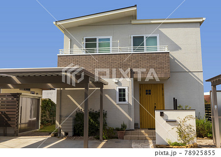 門柱のある住宅外観　玄関アプローチ　カーポート 78925855