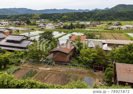 新緑の季節の田舎の風景 田園と街並みと山々の写真素材 [78925872] - PIXTA
