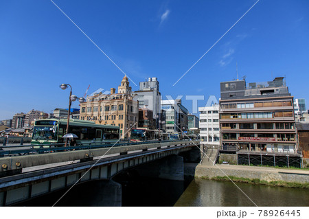 京都鴨川四条の朝 78926445