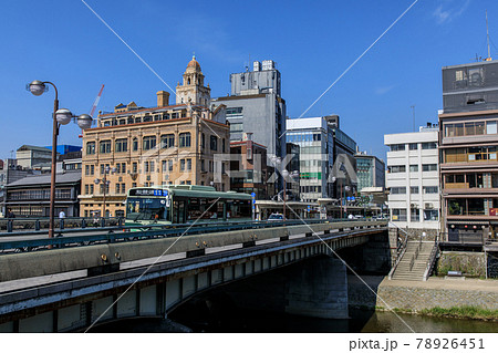 京都鴨川四条の朝 78926451