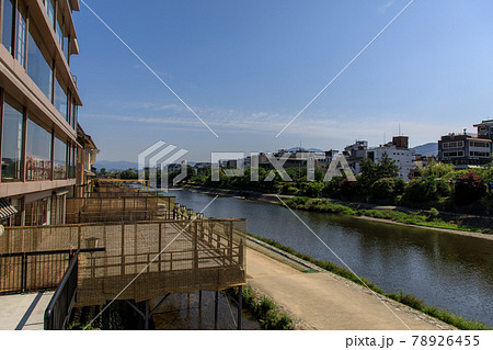 京都鴨川四条の朝 78926455