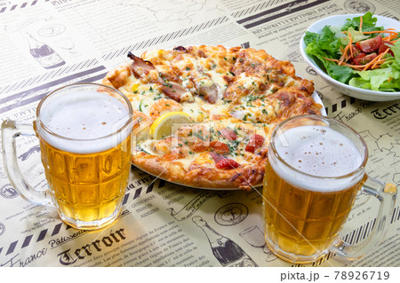 ピザとサラダとビール 78926719