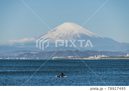【波を待つサーファーと富士山】 78927495