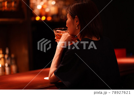 一人でお酒を飲む女性 78927621