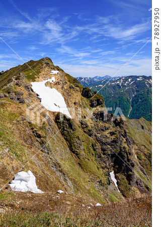 快晴の空と天空にそびえる谷川岳オキの耳 快晴の空と天空にそびえる谷川岳オキの耳 78927950