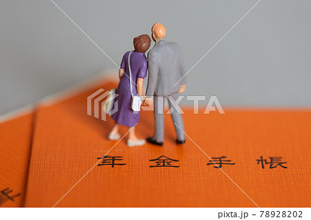 老夫婦と年金手帳 老後のお金イメージ  78928202