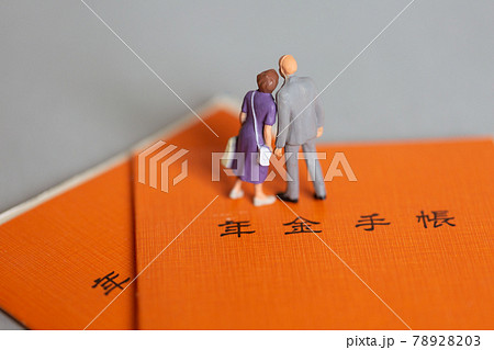 老夫婦と年金手帳 老後のお金イメージ  78928203