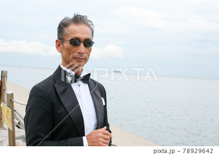 サングラスをかけたタキシード姿の男性　日本人　シニア、ミドル 78929642