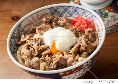 半熟卵を乗せた牛丼 国産牛使用 半熟卵を乗せた牛丼 国産牛使用 78931797