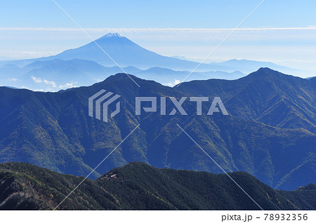 赤石岳山頂からみる初冠雪の富士山 78932356