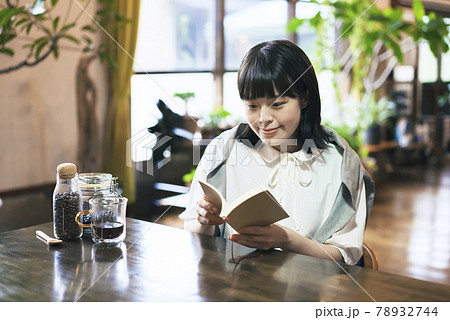 暖かい雰囲気の空間で、本を読む若い女性 暖かい雰囲気の空間で、本を読む若い女性 78932744
