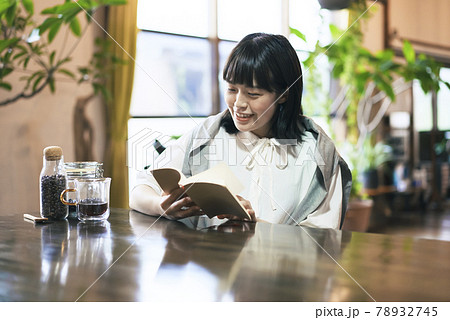 暖かい雰囲気の空間で、本を読む若い女性 暖かい雰囲気の空間で、本を読む若い女性 78932745