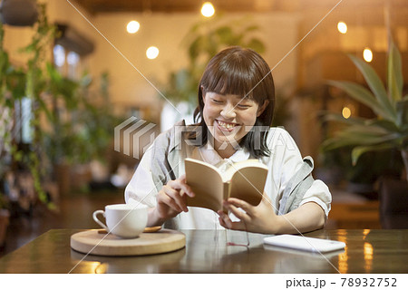 暖かい雰囲気の空間で、本を読む若い女性 暖かい雰囲気の空間で、本を読む若い女性 78932752