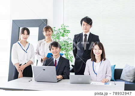 オフィスで仕事をするビジネスパーソン 78932947