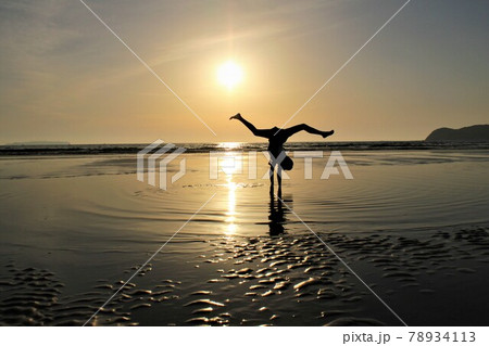 海辺で喜びを表現する少女 78934113