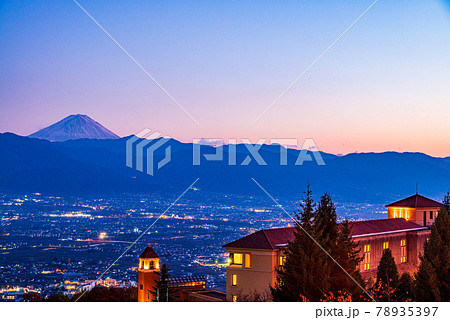 【山梨県】笛吹川フルーツ公園から望む、甲府市夜景と富士山 【山梨県】笛吹川フルーツ公園から望む、甲府市夜景と富士山 78935397