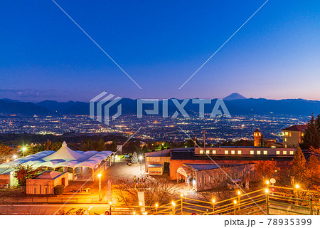 【山梨県】笛吹川フルーツ公園から望む、甲府市夜景と富士山 【山梨県】笛吹川フルーツ公園から望む、甲府市夜景と富士山 78935399