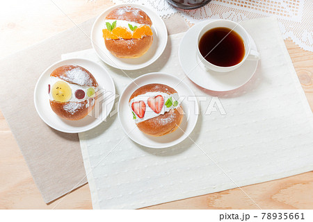 テーブルの上のマリトッツォ3種と珈琲 78935661