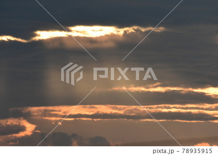 【兵庫県 神戸市】光芒と雨雲 【兵庫県 神戸市】光芒と雨雲 78935915