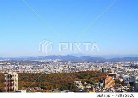 名古屋市の町並みと、冠雪した御嶽山の風景 名古屋市の町並みと、冠雪した御嶽山の風景 78935920