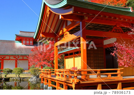 秋の平家の里の能舞台 78936173