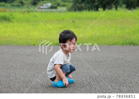 泣いてる男の子 78936851