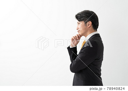 ビジネスマン　ミドル男性　考える 78940824