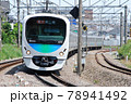 カーブを行く西武30000系急行飯能行き 78941492