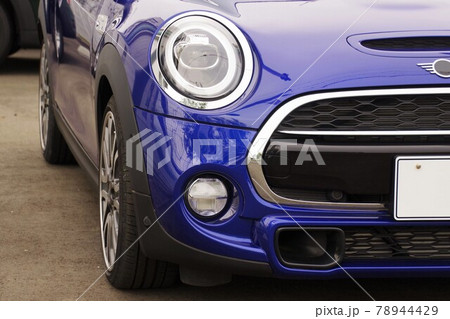 販売店に並ぶ輸入車 ミニクーパーのフロントマスクの写真素材