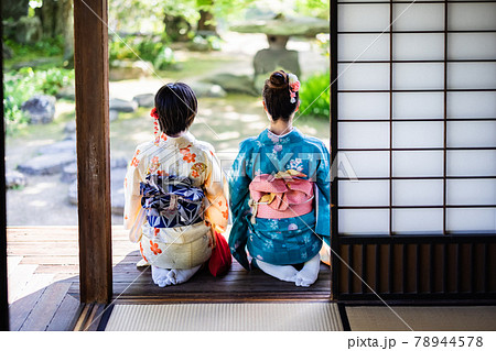 着物を着て縁側に座る若い女性 着物を着て縁側に座る若い女性 78944578