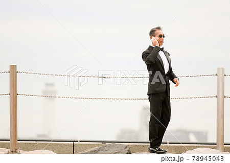サングラスをかけたタキシード姿の男性　シニア、ミドル 78945043