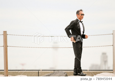 サングラスをかけたタキシード姿の男性　シニア、ミドル 78945044