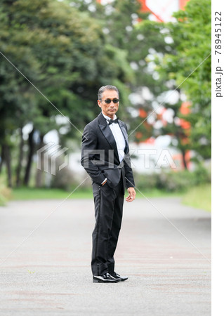 サングラスをかけたタキシード姿の男性　成功者イメージ 78945122