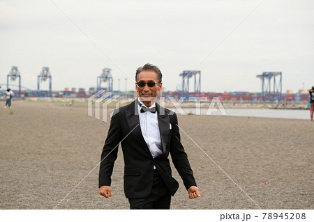 サングラスをかけたタキシード姿の男性　成功者イメージ 78945208