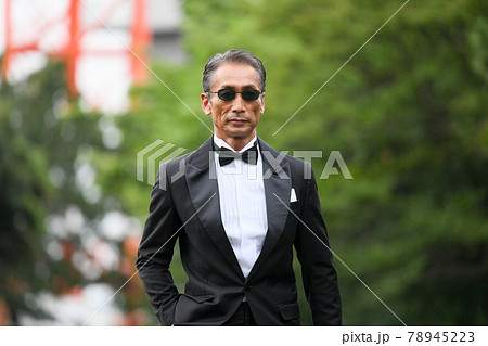 サングラスをかけたタキシード姿の男性　成功者イメージ 78945223