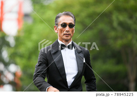 サングラスをかけたタキシード姿の男性　成功者イメージ 78945225